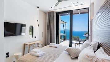 In-room safe, laptop workspace, blackout drapes, iron/ironing board