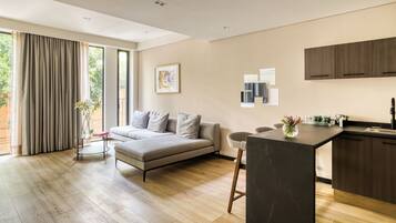 Comfort tweepersoonskamer, balkon, uitzicht op stad | Een kluis op de kamer, gratis wifi, beddengoed
