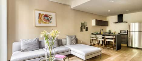 Chambre Double Confort, balcon, vue ville | Coffres-forts dans les chambres, Wi-Fi gratuit, draps fournis