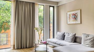 Kamar Double Comfort, balkon, pemandangan kota | Brankas, Wi-Fi gratis, dan seprai linen