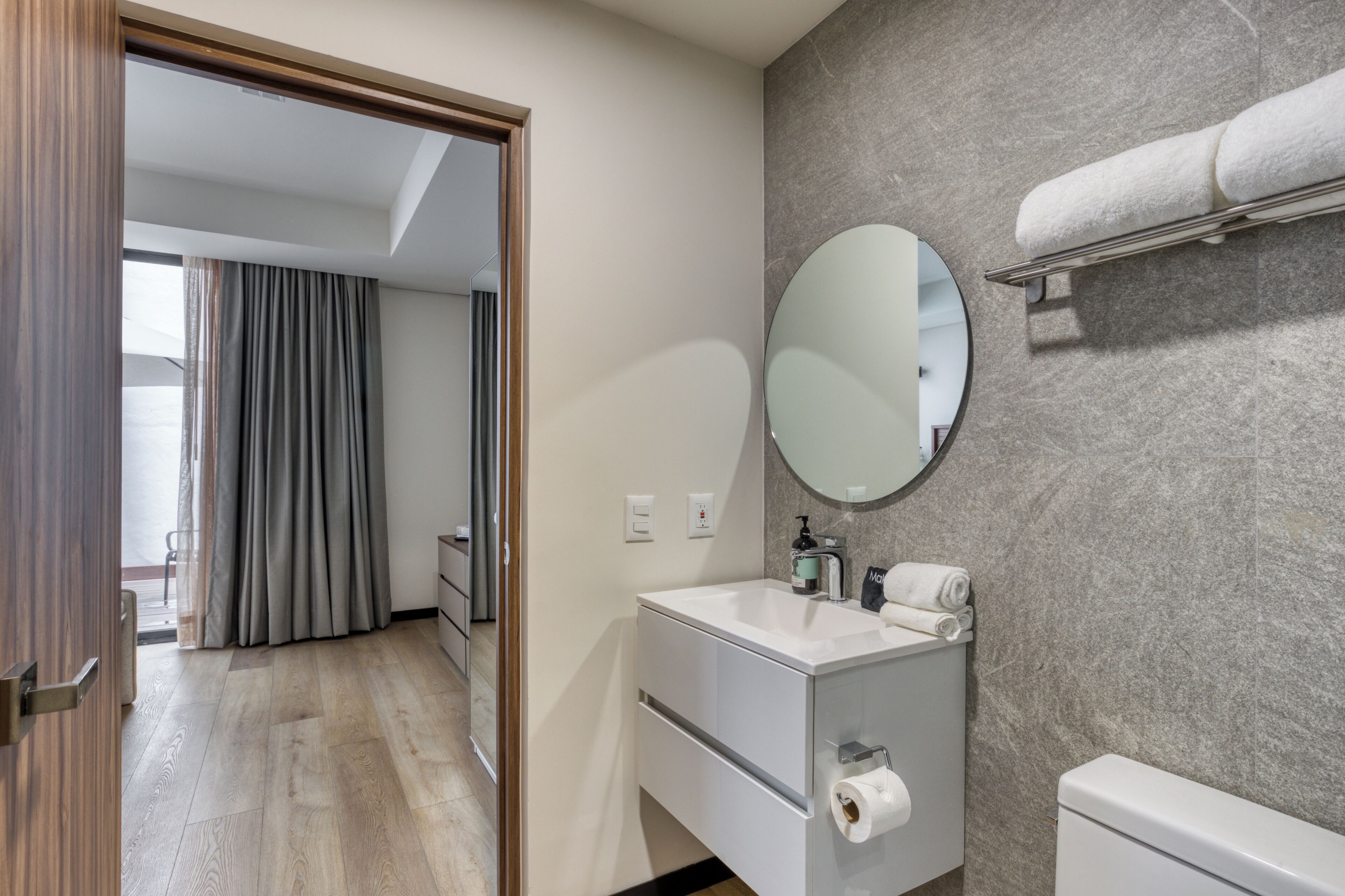 Estudio clásico, patio | Baño | Regadera, secadora de cabello, toallas, jabón 