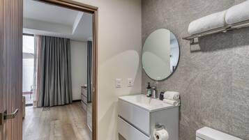 Estudio clásico, patio | Baño | Regadera, secadora de cabello, toallas, jabón