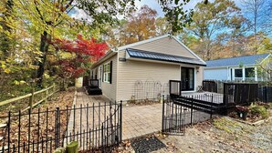 A single-story house with a front porch, a small deck, and a fenced yard. - 3-bedroom house Near Masssy's boat ramp, Paradise Grill & Pot N Nets & Baywood (Millsboro)