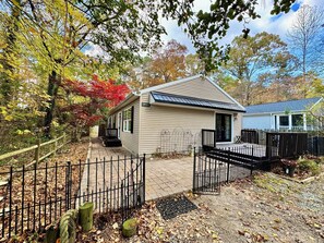 A single-story house with a front porch, a small deck, and a fenced yard. - 3-bedroom house Near Masssy's boat ramp, Paradise Grill & Pot N Nets & Baywood (Millsboro)