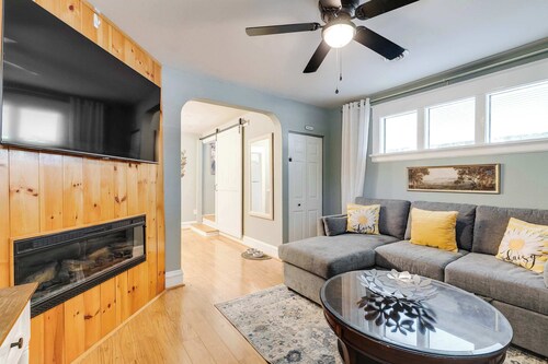 The Urban Cottage 4BR Private Family Retreat /Parking/fully fenced
