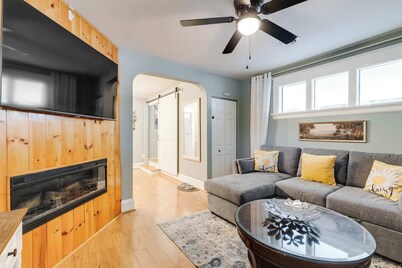 The Urban Cottage 4BR Private Family Retreat /Parking/fully fenced