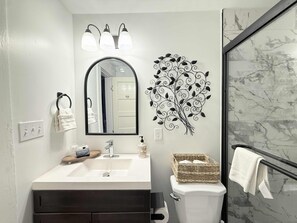 Een douche, een haardroger, handdoeken, shampoo