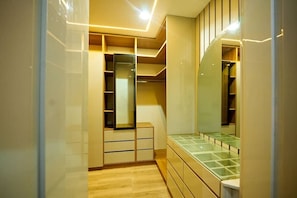 Ein moderner Kleiderschrank mit Spiegelüren, Holzböden und Schubladen.