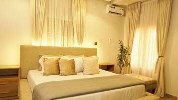 Luxury Duplex, 2 Queen Beds | Iron/ironing board, free WiFi