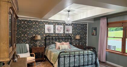 Beautiful Farmhouse Retreat For Two in Limestone TN