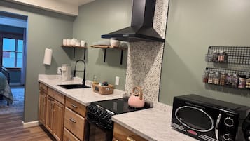 Coffee/tea maker, fridge, microwave, oven