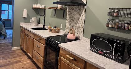 Beautiful Farmhouse Retreat For Two in Limestone TN
