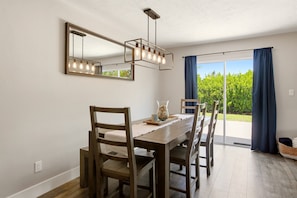 Dining - Naples House with Full Kitchen & Patio - Perfect for Families! (Naples)