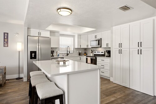 Naples House with Full Kitchen & Patio - Perfect for Families!