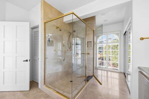 Een douche, een haardroger, handdoeken