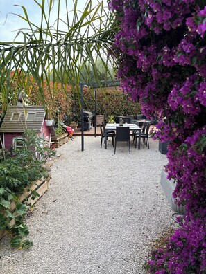 Outdoor dining - Vrbo Property (Saint-Cyr-sur-Mer)