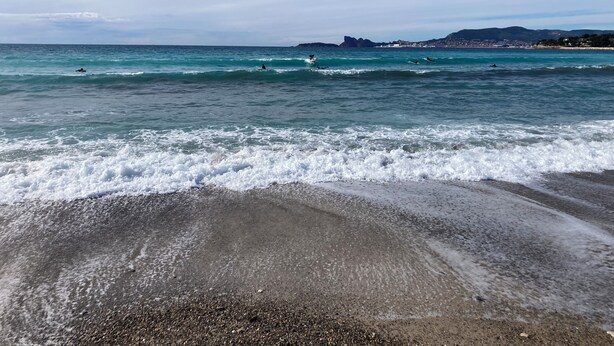 A beach with waves, a distant mountain, and a clear sky. - Family home with a pool near the village, close to the beaches (Saint-Cyr-sur-Mer)