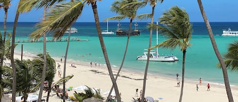 Playa privada, playa de arena blanca y camas de playa (con cargo)