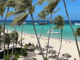 Playa privada, arena blanca, cabañas de playa y 2 bares en la playa