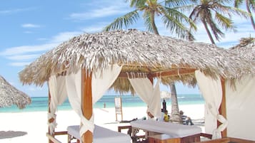 Een privéstrand, wit zand, cabana's (toeslag), 2 strandbars