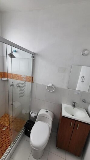 Klassieke eenpersoonskamer, patio | Badkamer | Een douche, gratis toiletartikelen, handdoeken, zeep