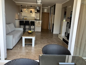 Smart TV - Spacious apartment of 68 m2. 2 bedrooms, terrace with sea view. (Bečići)