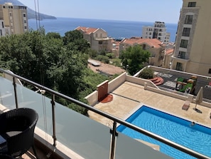 Outdoor pool - Spacious apartment of 68 m2. 2 bedrooms, terrace with sea view. (Bečići)