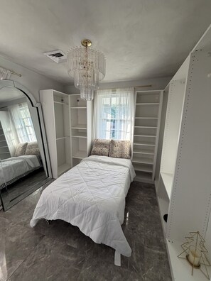 4 bedrooms, WiFi, bed sheets - Spacious Worcester Stay Near Downtown, Polar Park & Local Hospitals (Worcester)