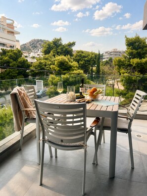 Outdoor dining - AquaTerra Coastal Retreat Varkiza | 3 Bedrooms (Varkiza)