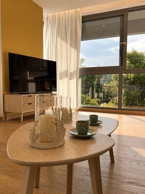 Smart TV - AquaTerra Coastal Retreat Varkiza | 3 Bedrooms (Varkiza)