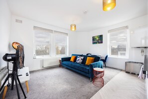 Living area - Lovely London Apartment, High Ceiling, Park Views, Near Station -HACKNEY 4 (London)
