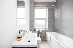 Bathroom - Lovely London Apartment, High Ceiling, Park Views, Near Station -HACKNEY 4 (London)