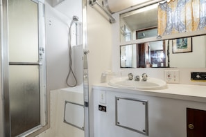 Dusche, Handtücher, Seife, Toilettenpapier