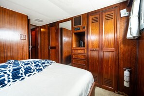 Ein Schlafzimmer mit einem Bett, einem Holzschrank und einem Feuerlöscher.