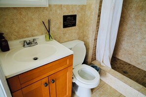 House | Bathroom - Hollywood 7881 (Hollywood)