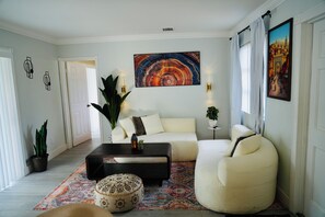 Living area - Hollywood 7881 (Hollywood)
