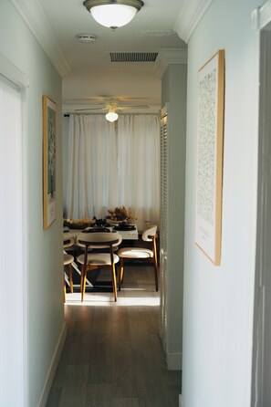 Dining - Hollywood 7881 (Hollywood)