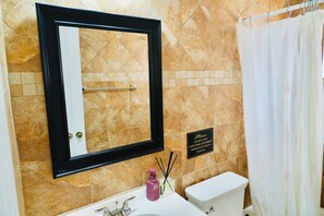 House | Bathroom - Hollywood 7881 (Hollywood)