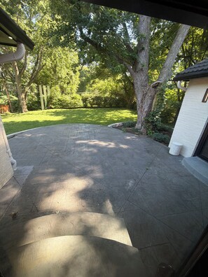 Property grounds - Spacious Leawood Retreat 4BR • 5BA • Sleeps 10+ • Basement Bar (Leawood)