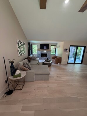 Smart TV, fireplace, stereo - Spacious Leawood Retreat 4BR • 5BA • Sleeps 10+ • Basement Bar (Leawood)