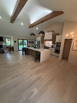 Fridge, microwave, oven, stovetop - Spacious Leawood Retreat 4BR • 5BA • Sleeps 10+ • Basement Bar (Leawood)