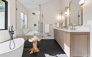 Shower - Spacious Leawood Retreat 4BR • 5BA • Sleeps 10+ • Basement Bar (Leawood)