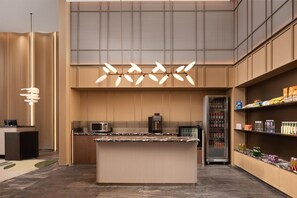 A modern kitchen with a central island, a microwave, and a refrigerator. - Hilton Garden Inn Chengdu Jinnan Tianjie (Chengdu)