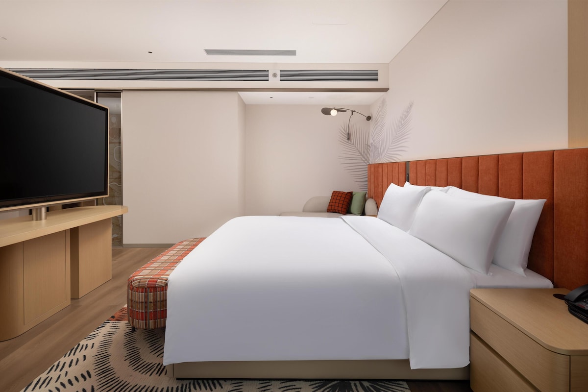 Deluxe Room, 1 King Bed with Sofa bed