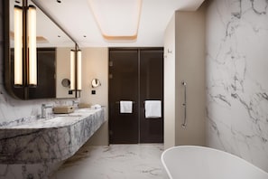 Deluxe Suite, 1 King Bed | Bathroom - Hilton Garden Inn Chengdu Jinnan Tianjie (Chengdu)