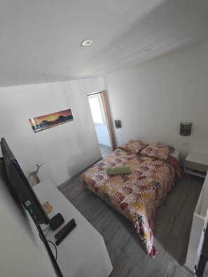 Tabla de planchar con plancha, acceso a internet y ropa de cama 