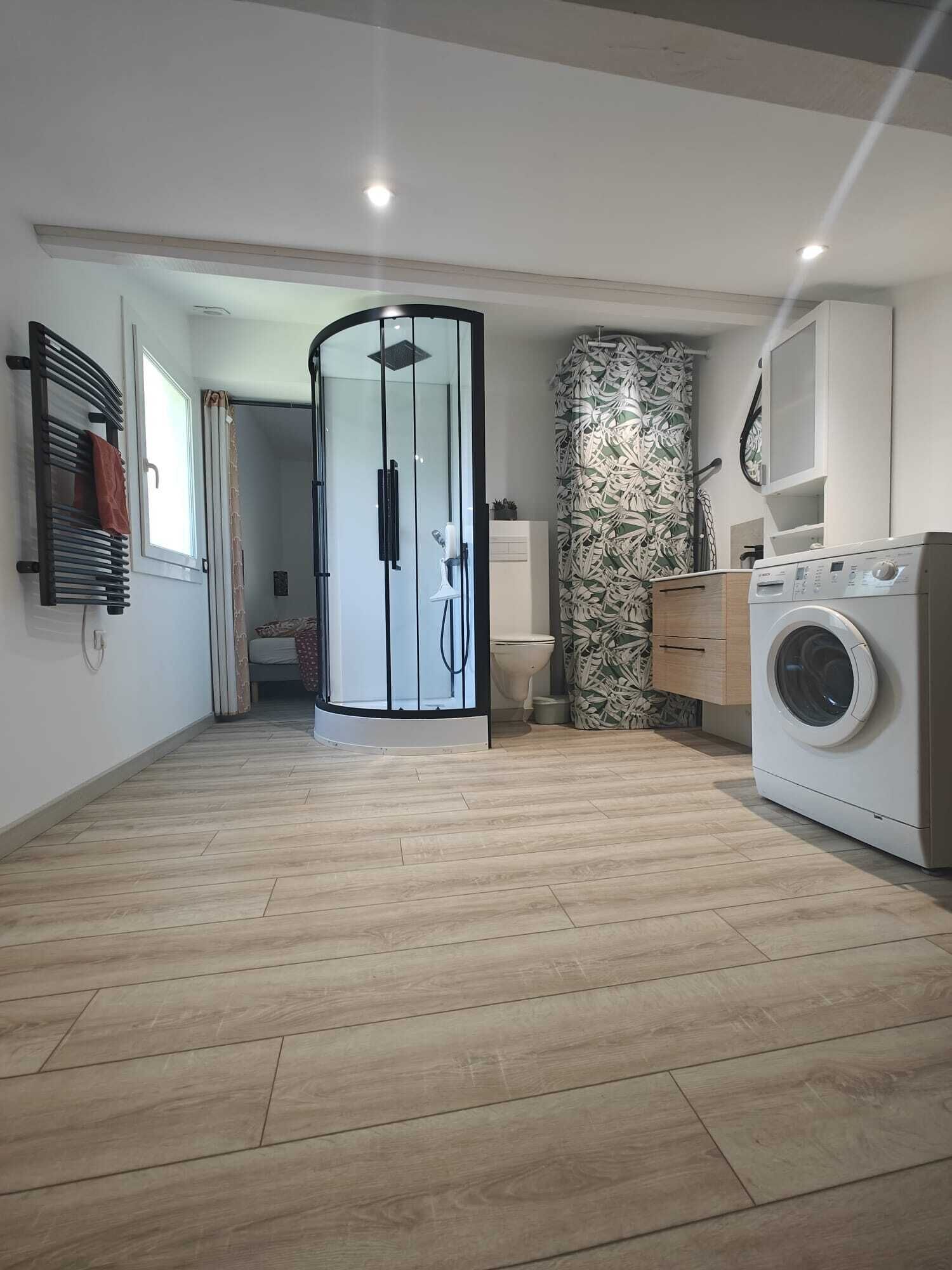 Dusche, Handtücher, Seife, Toilettenpapier