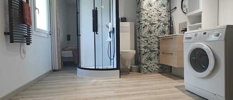 Regadera, toallas, jabón, papel de baño