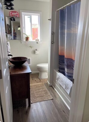 Haartrockner, Handtücher, Seife, Toilettenpapier