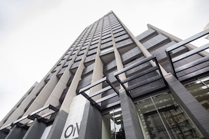 Um edifício alto com design arquitetônico moderno, apresentando um logotipo 'ON' bem visível na fachada.